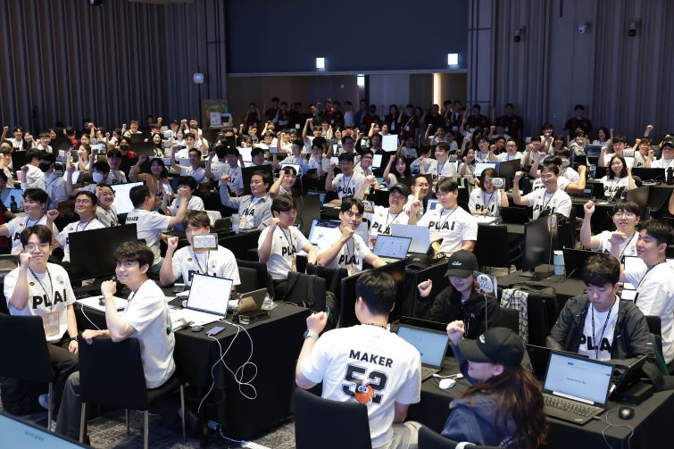 GS 임직원들이 지난해 9월 8~9일 서울 강남구 웨스틴 서울 파르나스에서 열린 ‘제4회 GS그룹 해커톤’에 참가하고 있다..jpg