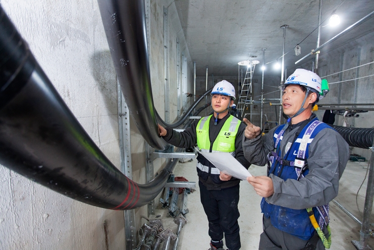 [사진자료] LS전선 직원이 세계 최대 송전 용량인 500kV급 HVDC 케이블이 투입되는 '동해안-신가평' 시공 현장을 점검하고 있다.jpg