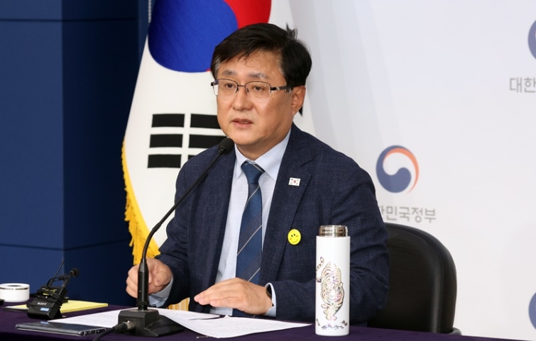 origin_출입기자단간담회하는김성환장관.jpg