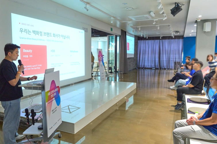 2606_사진_LG생활건강이 지난 18일 서울 강남구 코엑스에서 열린 ‘2026 서울 오픈이노베이션 런칭데이’에 참석해 사업 설명회를 진행하고 있다.jpg