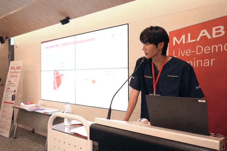 [메디톡스 사진자료] 지난 18일 개최된 메디톡스 M.LAB 세미나에서 아이에이치의원 황정후 원장이 강연을 진행하고 있다..jpg
