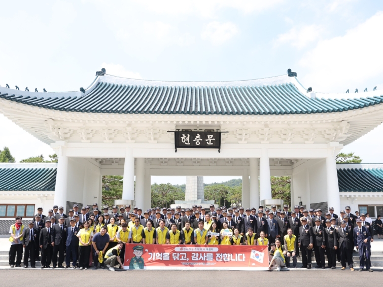 [동서식품 사진자료1] 동서식품, 호국보훈의 달 맞아 국립현충원 봉사활동 진행.jpg
