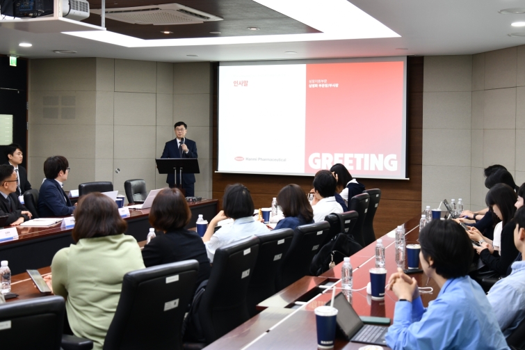 한미약품 심병화 성장지원부문장(부사장)이 12일 평택 바이오플랜트에서 열린 국내 증권사 애널리스트 초청 기업설명회(IR)에서 인사말을 하고 있다.jpg