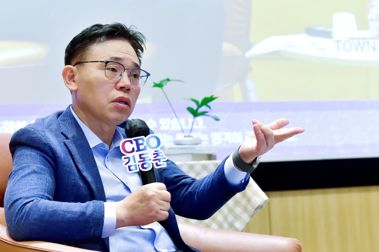 [사진] 김동춘 LG화학 사장이 22일 타운홀 미팅에서 반도체, 모빌리티·로봇 등 미래 핵심 사업 육성 전략을 설명하고 있다..jpg