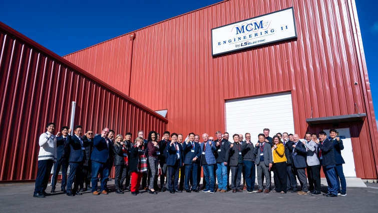 (사진2) 구자균 LS일렉트릭 회장이 미국 'LS일렉트릭 유타' 앞에서 직원들과 기념촬영을 하는 모습.jpg