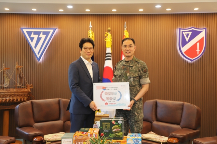 사진1_23일 제17보병사단에서 조능제 롯데웰푸드 CSR 부문장(왼쪽)과 김용수 제17보병사단장(오른쪽)이 1사 1병영 협약 위문품 전~ (1).jpg