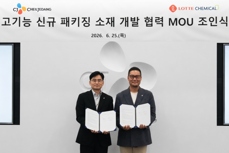 [CJ제일제당 사진자료] 25일 수원시 CJ블로썸파크에서 진행된 업무협약식에서 에릭 소기엔토 CJ제일제당 글로벌패키징담당 경영리더(오른쪽)와 이현섭 롯데케미칼 기초소재 R&D 본부 상무가 기념 촬영을 하고 있다 (1).jpg