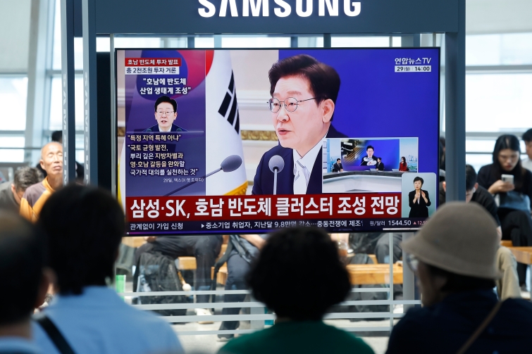 origin_이재명대통령투자발표지켜보는광주시민들.jpg