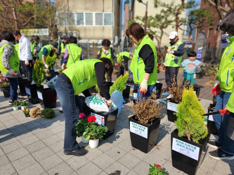 [보도사진1] BAT로스만스, ‘꽃BAT’ 캠페인 4년 차 맞아 서울 50여 곳 전수 점검·보수 완료 (1).jpg