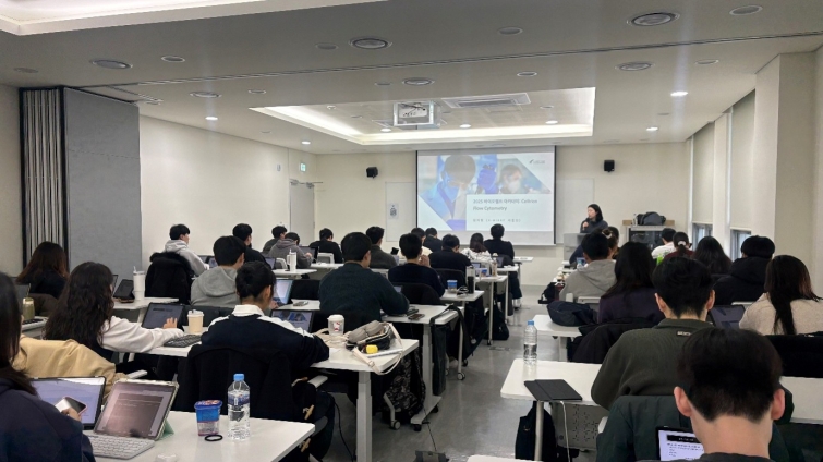 [사진] 지난해 인천 바이오공정인력양성센터에서 셀트리온이 바이오산업 인재 양성을 위한 교육 프로그램을 진행하고 있다..jpg