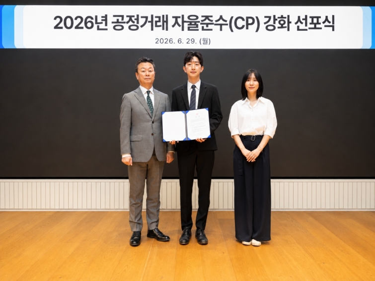 동화약품 사진자료_유준하 동화약품 대표이사와 임직원 대표.jpg