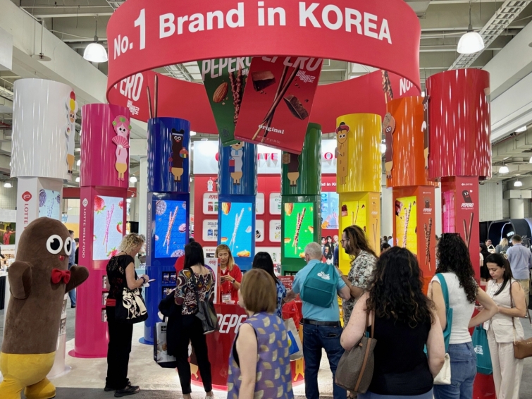 사진1_미국 뉴욕에서 열린 팬시푸드쇼 2026에 참가한 롯데웰푸드 부스를 참관객이 둘러보고 있다.jpeg