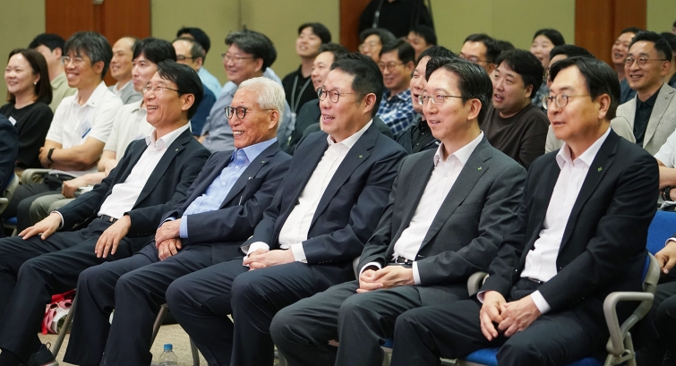 첨부사진1_김규영 HS효성 회장(앞줄 왼쪽부터 두번째), 조현상 HS효성 부회장(앞줄 왼쪽부터 세번째)을 비롯한 경영진들과 임직원들이 HS효성 창립 2주년 행사에 참석했다..jpg