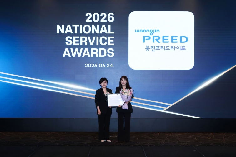 [사진자료1] 웅진프리드라이프, ‘2026 국가서비스대상’ 상조 서비스 부문 8년 연속 수상 (왼쪽) 서울과학종합대학원대학교 하수경 교수 (오른쪽)웅진프리드라이프 한빛나 팀장.jpg
