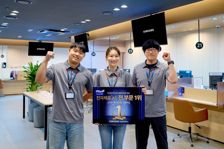 사진1. 삼성전자서비스 직원들이 수상 기념 사진을 촬영하는 모습.jpg