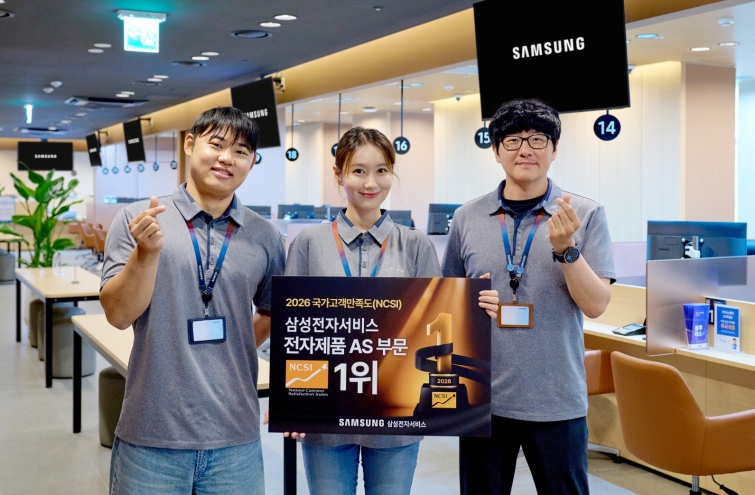 사진1. 삼성전자서비스 임직원들이 2026 국가고객만족도 1위 선정 기념 사진 촬영을 하는 모습.jpg