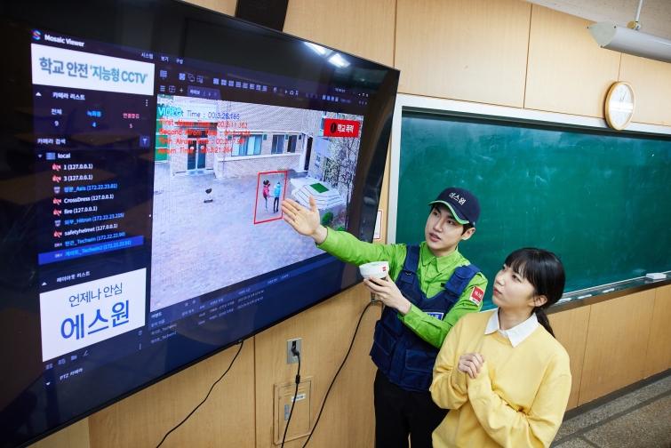 [보도사진1] 에스원 직원이 학교에 설치된 안전 패키지 시스템을 설명하고 있다.jpg