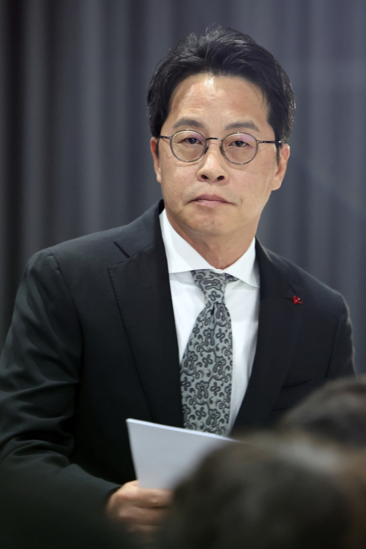 origin_브리핑위해이동하는조좌진롯데카드대표이사.jpg