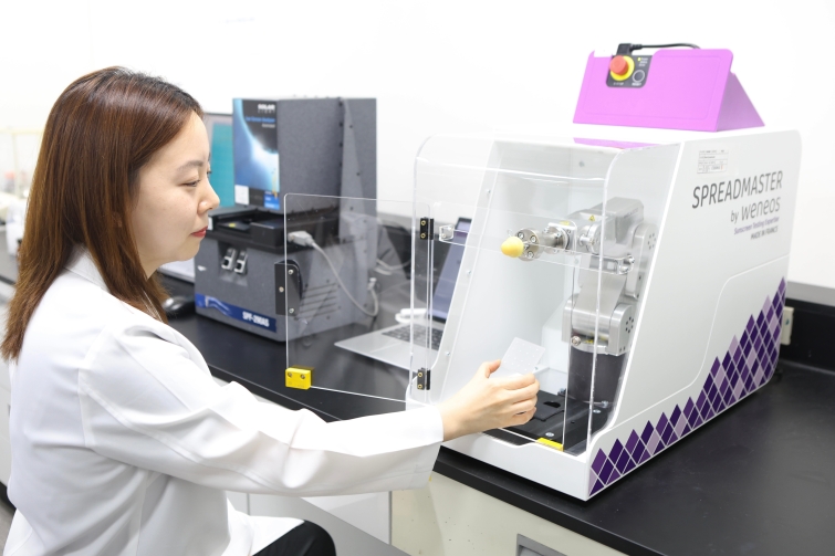 코스맥스 R&I유닛 ISO 23675 기반 SPF 평가 진행 모습(1).jpg