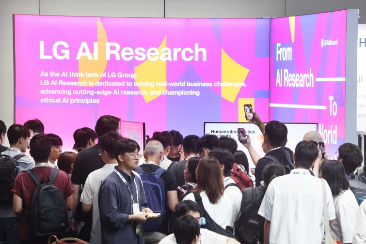 [사진①] LG AI연구원이 서울 코엑스에서 진행 중인 ICML 2026에 참가해 연구 성과와 엑사원의 산업 현장 혁신 사례를 공개했다.jpg