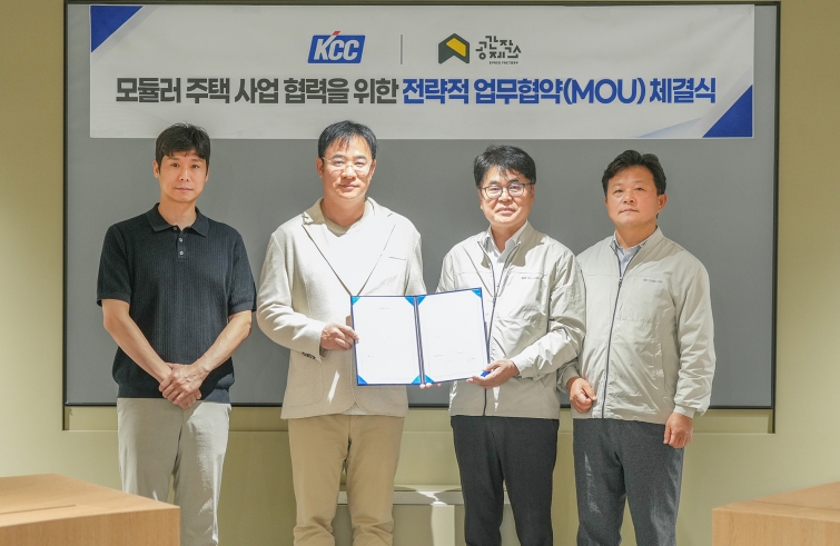 (사진) KCC 판촉·마케팅 조공훈 상무, 내외장재 사업부장 류해완 상무(우측 2명 좌, 우) 공간제작소 박정진 대표, 곽동욱 사장(좌측 2명 우, 좌)이 MOU를 마치고 기념촬영을 하고 있다 (1).jpg
