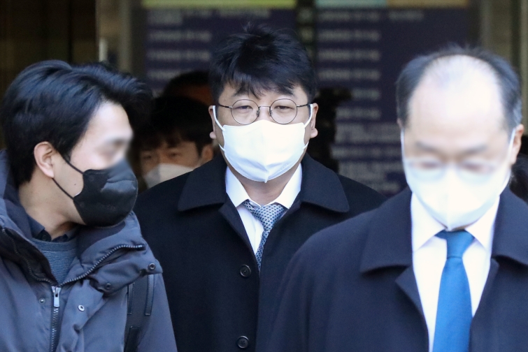 origin_법원나서는이정훈빗썸전의장1심서무죄.jpg