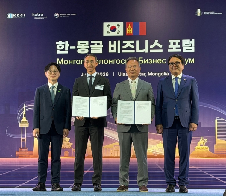 (사진) 지난 9일 남양유업이 몽골 대표 식품 유통기업 '막시무스 디스트리뷰션(Maximus Distribution LLC)'과 3년간 100억 원 규모의 K-푸드 수출 확대를 위한 업무협약(MOU)을 체결했다..jpg