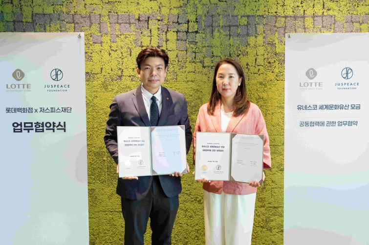 1. [롯데백화점] 서울시 영등포구 저스피스재단 사옥에서 열린 롯데백화점-저스피스재단 업무협약식(MOU) 모습 - 박상우 롯데백화점 마케팅부문장(좌), 오희영 저스피스재단 대표 (우).jpg