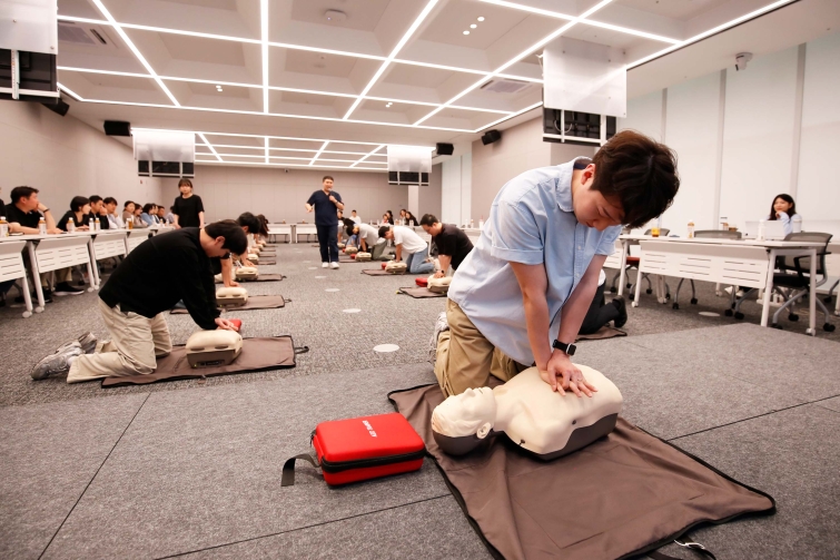 사진1. 광동제약 임직원들이 광동과천타워 교육장에서 응급처치·심폐소생술(CPR) 교육에 참여해 실습을 진행하고 있다.jpg