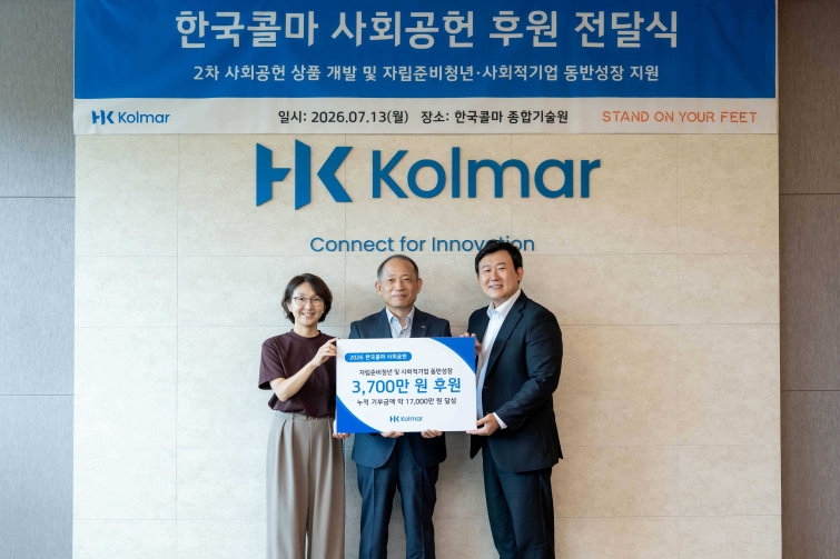 사진. 지난 13일 한국콜마 종합기술원에서 열린 자립준비청년 지원을 위한 후원금 전달식에서 최현규 한국콜마 대표이사(가운데)와 고대현 소이프스튜디오 대표(오른쪽), 하정은 재단법인 밴드 이사장(왼쪽)이 기념사진을 촬영하고 있다.jpg