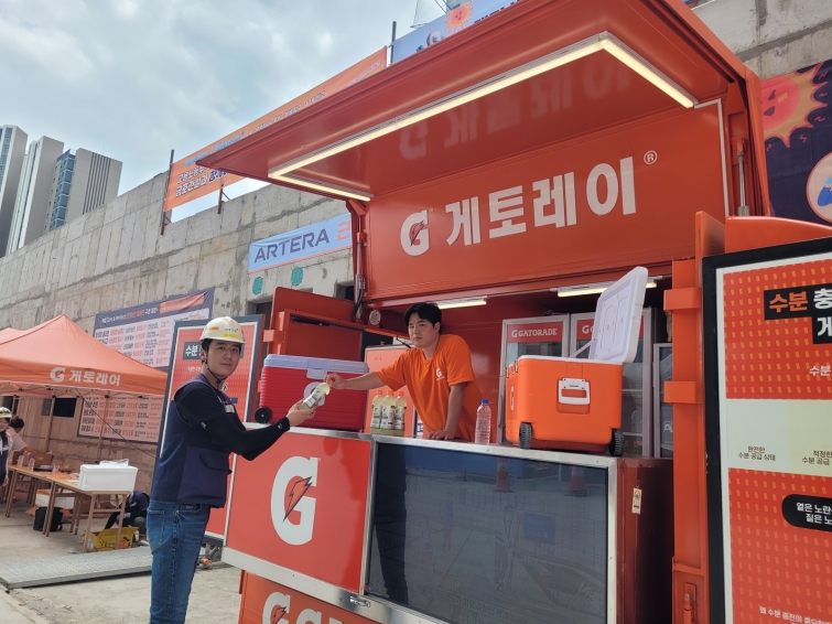 사진5. 진행요원이 게토레이 부스에서 음료를 건네는 모습.jpg