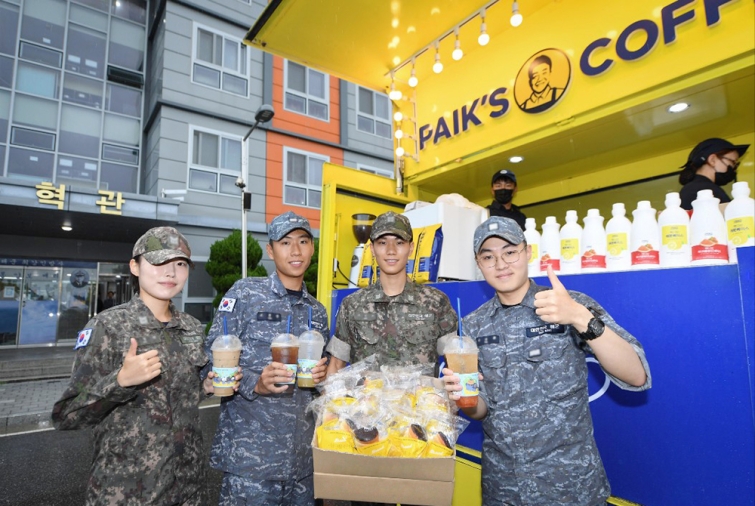 [이미지] 빽다방, 인천 해군기지 장병 1,400명에 커피트럭 지원_2.jpg