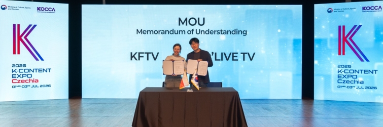 [이미지] (왼쪽) KFTV 공동 창업자 및 콘텐츠 디렉터 잔느 듀브레송(Jeanne Dubresson)과 딜라이브TV 윤병선 제작국장이 MOU를 체결하고 있다. (1).jpg