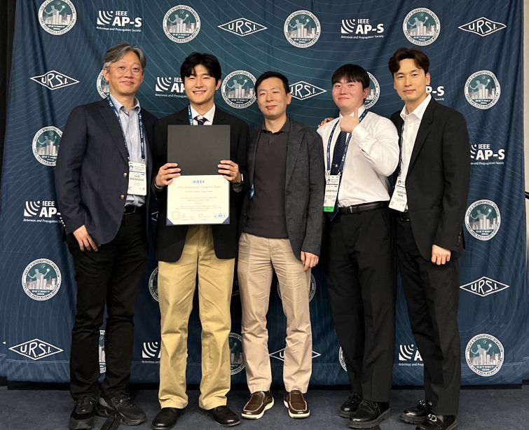 IEEE AP-S URSI 국제학회 산학 논문 경연 최우수 논문상을 수상한 KCC글라스와 POSTECH 관계자들이 기념 촬영을 하고 있다 (1).jpg