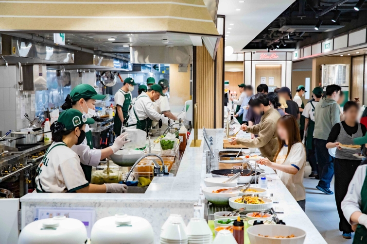 1. 고객들로 붐비는 테이크 매장 전경.jpg