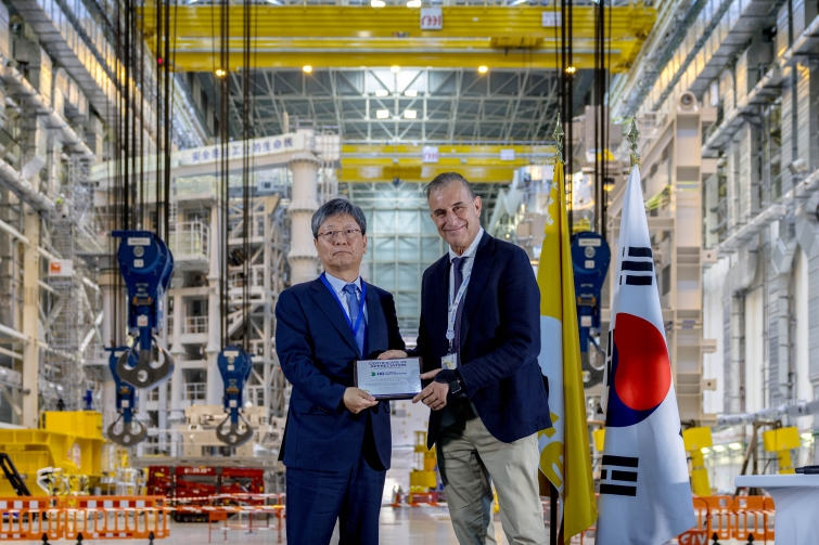사진 설명. 22일(수) 프랑스 남부 카다라슈에서 열린 ‘KOREA-ITER 퓨전 데이’ 행사에서 원광식 HD현대중공업 부사장(왼쪽)이 피에트로 바라바쉬(Pietro Barabaschi) ITER 사무총장(오른쪽)으로부터 감사패를 받았다..jpg