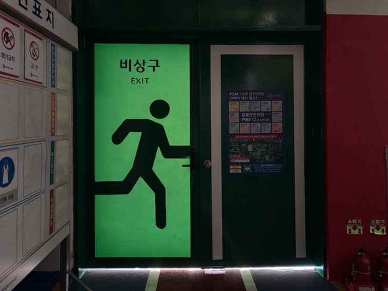 KCC 루미세이프 제품이 적용된 CJ제일제당 비상구 안전디자인.jpg