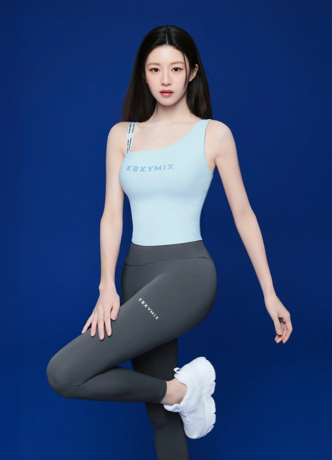 [사진자료]1.고윤정 착장 ‘언밸런스 로고밴딩 크롭탑’.jpg