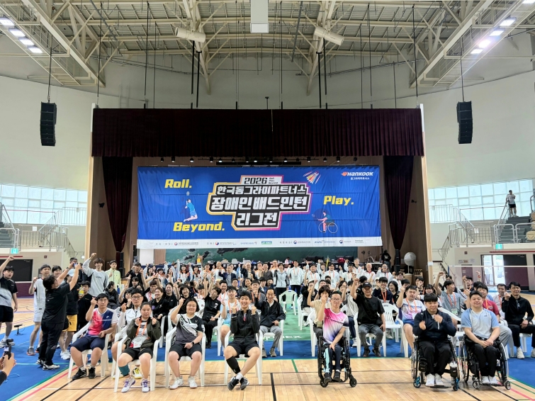 [사진자료] 지난 5월 펼쳐진 한국앤컴퍼니그룹 후원 ‘2026 한국동그라미파트너스 장애인배드민턴 리그’ 개막식 단체사진.jpg