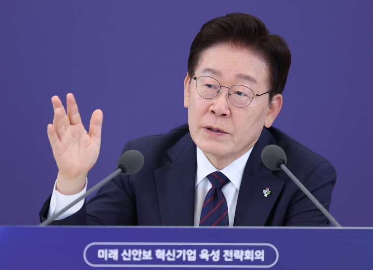 이재명 대통령이 지난달 26이 신안보 혁신기업 육성 전략회의에서 발언하고 있다. (출처=뉴스1).jpg