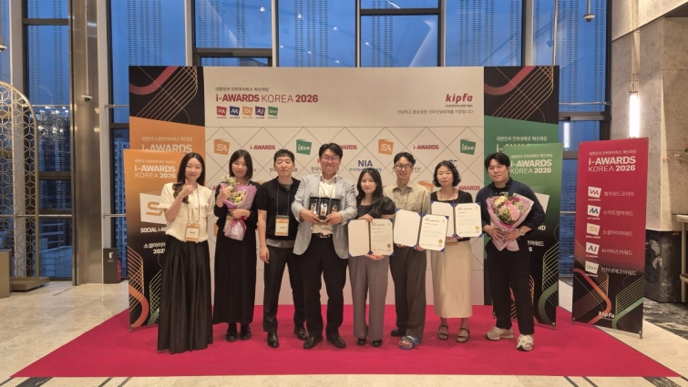 [이미지] (왼쪽에서 4번째) 서울 엘타워에서 열린 소셜아이어워드 2026에서 김찬웅 유디엠 대표가 기념촬영을 하고 있다.jpg