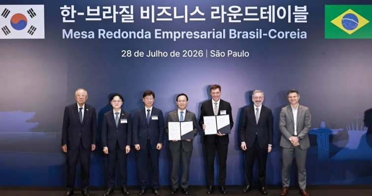 사진1. KAI-엠브레아르 업무협약 체결식 사진 (왼쪽부터 한국경제인협회 류진 회장, 산업통상부 김정관 장관, 우주항공청 오태석 청장, KAI 김종출 사장, 엠브레아르 프란시스코 고메스 네토 사장) (1).jpeg