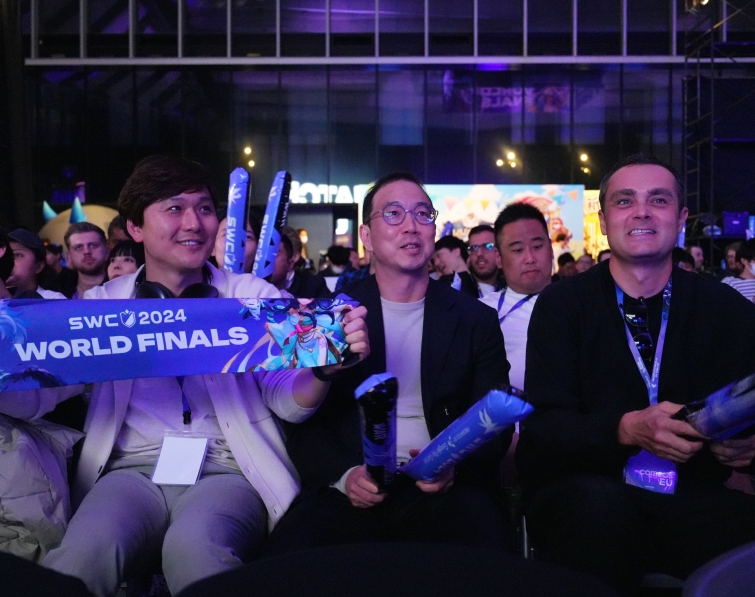 [컴투스] 사진자료 - 'SWC2024' 월드 파이널, 대회장을 찾은 컴투스 송병준 의장.JPG