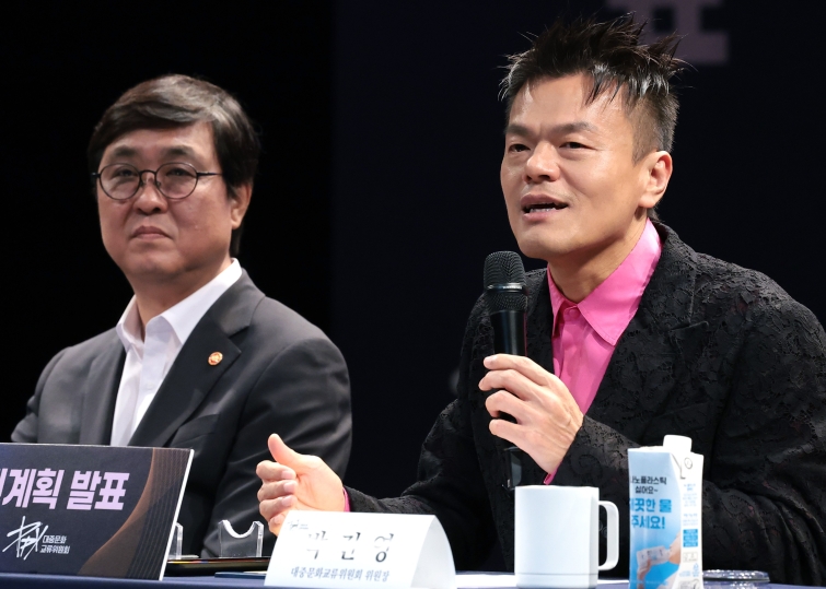 박진영 대중문화교류위원회 공동위원장(오른쪽)과 최휘영 문화체육관광부 장관(왼쪽)이 27일 서울시 종로구 국립현대미술관 교육동에서 열린 패노메논 기자간담회에서 취재진 질문에 답하고 있다..jpg