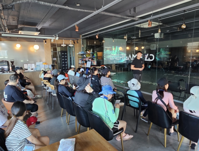지난달 28일, 노랑풍선과 서울 중구청이 함께 진행한 취약계층 아동 대상 사회공헌행사에서 참가자들이 레크에이션을 진행하고 있다..jpg