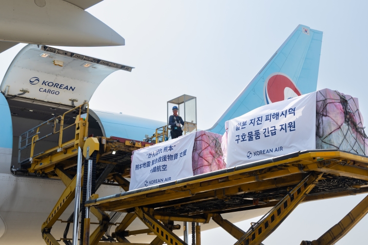 [대한항공] 일본 구마모토현 지진 피해 이재민에 생수 지원.jpg