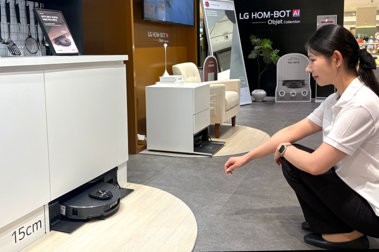 [사진1] ‘LG 홈봇 AI 오브제컬렉션 로니(RONi)’ 이색 팝업 체험존 운영.jpg