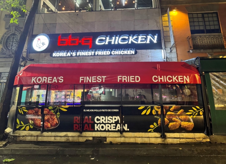[사진1] BBQ치킨_BBQ가 최근 멕시코시티 소나로사(Zona Rosa)에 멕시코시티 1호점인 ‘BBQ 소나로사점’을 오픈했다..jpg