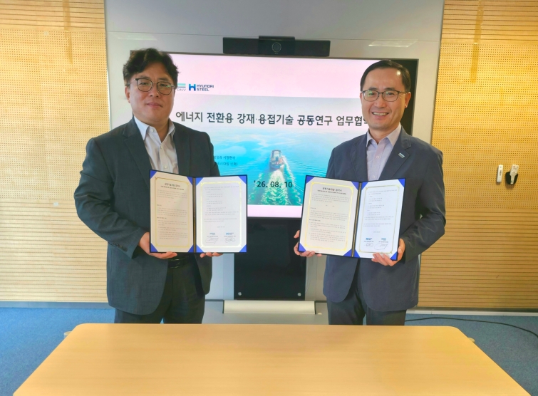 현대제철-DNV 임원들이 미래 에너지용 강재·용접기술 인증체계 구축 및 공동기술개발 업무협약식 기념 촬영을 하고 있다. (왼쪽부터 현대제철 제품개발센터장 권태우 상무, DNV Korea Maritime 기술개발지원부 문영환 본부장).jpg