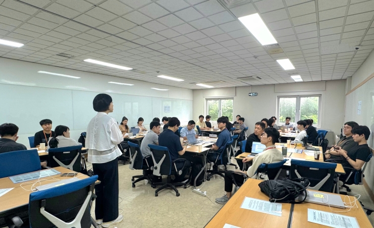 강진 한국지역난방공사 경영지원본부장이 인사제도 개선에 대한 직원들의 의견을 수렴하는 시간을 가지고 있다..jpg